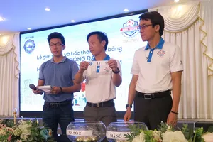 Đại diện các đội tại lễ bốc thăm chia bảng. (Ảnh: ANH TRẦN)