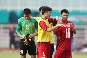 Các cầu thủ an ủi Minh Vương sau trận đấu. Ảnh: DŨNG PHƯƠNG