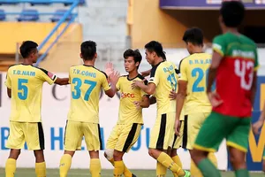 Niềm vui của các cầu thủ Hà Nội B sau trận thắng Bình Phước. Ảnh: MINH HOÀNG
