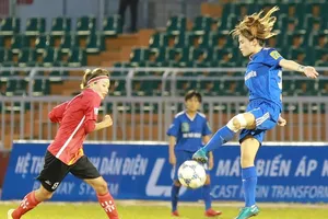 Đội Sơn La (áo đỏ) suýt gây bất ngờ trước TNG.Thái Nguyên. Ảnh: NGUYỄN HOÀNG