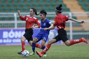 TKS.Việt Nam (áo xanh) vươn lên ngôi đầu sau vòng 10. Ảnh: DŨNG PHƯƠNG