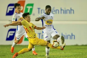 HA.GL và Nam Định đang tranh chấp quyết liệt suất trụ hạng. Ảnh: DŨNG PHƯƠNG