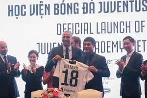 David Trezeguet và Chủ tịch MBG Nguyễn Hữu Thắng trao quà lưu niệm tại buổi ra mắt. Ảnh: ANH TRẦN