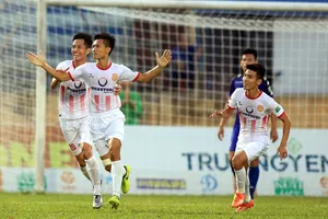 Niềm vui của cầu thủ Nam Định sau trận thắng Bình Dương. Ảnh: MINH HOÀNG