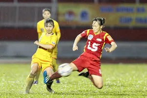 Đội TPHCM I (áo đỏ) trong cuộc so tài cùng PP.Hà Nam. (ảnh: DŨNG PHƯƠNG)