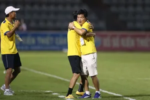 Niềm vui của HLV Văn Sỹ và các cộng sự trên sân Cần Thơ. Ảnh: DŨNG PHƯƠNG