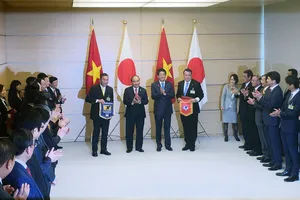 Thủ tướng Chính phủ Nguyễn Xuân Phúc và Thủ tướng Nhật Bản Shinzo Abe chứng kiến lễ trao biên bản hợp tác giữa VFF và JFA