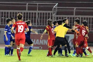 Một số cầu thủ hai đội đã thiếu kềm chế dẫn đấn xô xát trên sân. Ảnh: Nguyễn Hoàng