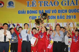 Đội Hà Nam trong niềm vui vô địch. Ảnh: DŨNG PHƯƠNG