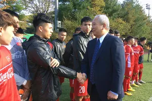 Đại sứ Nguyễn Vũ Tú bắt tay chào mừng các thành viên của đội tuyển Việt Nam. Ảnh: ĐOÀN NHẬT