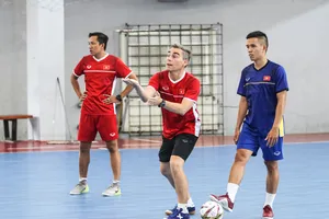 HLV Miguel trong 1 buổi tập cùng đội tuyển tại Nhà thi đấu Thái Sơn Nam. Ảnh: ĐOÀN NHẬT