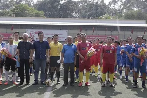 Ban tổ chức chụp ảnh lưu niệm cùng các đội dự giải