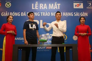 Hai cựu tuyển thủ Thế Anh và Tuấn Phong tại buổi bốc thăm xếp lịch thi đấu. Ảnh: DŨNG PHƯƠNG