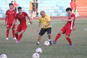 Ông Park xỏ giày ra sân tập cùng các học trò. Ảnh: PHƯƠNG THỦY