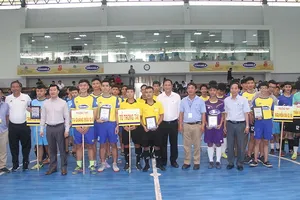 Lãnh đạo LĐBĐ TPHCM, nhà tài trợ tặng quà chào mừng các đội dự giải. Ảnh: NGUYỄN NHÂN