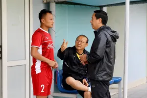 HLV Park Hang-seo căn dặn Trọng Hoàng trước buổi tập. Ảnh: MINH HOÀNG