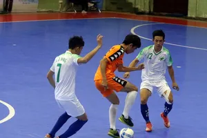 Đội TPHCM (áo trắng) thắng dễ trước Gia Lai. Ảnh: ANH TRẦN