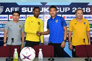 HLV và đại diện cầu thủ 2 đội tại buổi họp báo