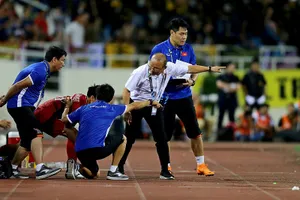 Ông Park tỏ ý lo ngại về công tác an ninh trên khán đài. Ảnh: MINH HOÀNG