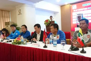 HLV các đội tham dự giải tại buổi họp báo. Ảnh: NGUYỄN NHÂN