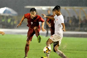 Việt Hưng (7) tranh bóng cùng cầu thủ Myanmar. Ảnh: NGUYỄN NHÂN