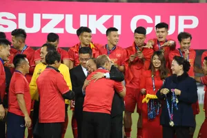 Thủ tướng Nguyễn Xuân Phúc chúc mừng HLV Park Hang-seo trên bục trao Cúp. Ảnh: DŨNG PHƯƠNG