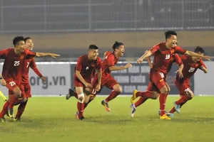 Niềm vui của các cầu thủ Việt Nam sau khi thắng trên loạt sút luân lưu. Ảnh: NGUYỄN NHÂN