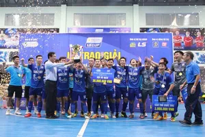 Lãnh đạo HFF và nhà tài trợ trao Cúp vô địch cho đội Hải Phương Nam