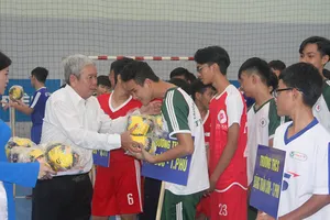 Ban tổ chức trao quà và chào mừng các đội dự giải. Ảnh: ANH TRẦN