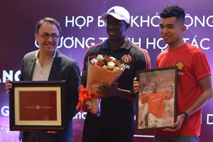 Ban tổ chức chương trình trao quà cho cựu danh thủ MU