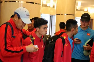 Các cầu thủ Việt Nam khi đến khách sạn. Ảnh: ĐOÀN NHẬT