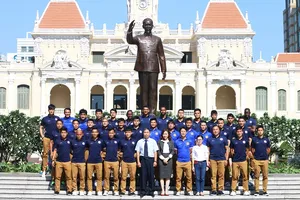 Tập thể CLB Sài Gòn trước tượng đài Chủ tịch Hồ Chí Minh. Ảnh: ANH TRẦN