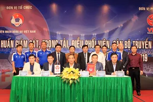 Các giảng viên chụp ảnh lưu niệm cùng lãnh đạo VFF, VPF. Ảnh: ĐOÀN NHẬT