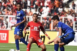 Đông Triều cố gắng ngăn chặn pha tấn công của đội chủ nhà. Ảnh: Persija Jakatar