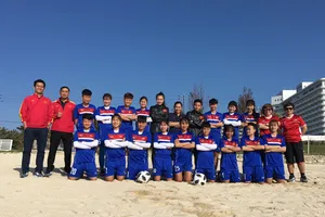 Đội tuyển U19 nữ Việt Nam chụp ảnh lưu niệm tại bãi biển Okinawa. Ảnh: Đoàn Nhật