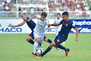 Minh Vương bị kèm chặt trước lối đá áp xát của cầu thủ CLB Sài Gòn. Ảnh: ANH TIẾN