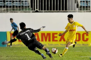 Hà Nội (áo vàng) giành chiến thắng tối thiểu trước Phú Yên. Ảnh: NGUYỄN NHÂN