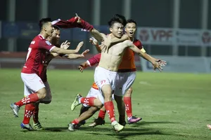 Niềm vui của đội Phố Hiến sau trận thắng Bình Phước. Ảnh: MINH HOÀNG