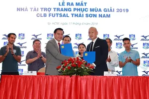 Lãnh đạo công ty Thái Sơn Nam và Mizuno tại lễ ra mắt. Ảnh: DŨNG PHƯƠNG