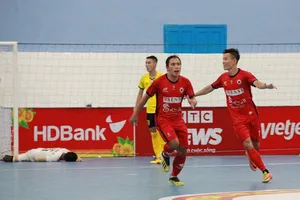 Niềm vui của đội Tân Hiệp Hưng khi giành 3 điểm trước Đà Nẵng. Ảnh: Anh Trần