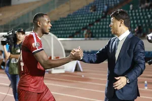 HLV Chung Hae Soung và chân sút số 1 Vinicius của CLB TPHCM. Ảnh: NGUYỄN HOÀNG