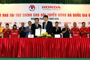 Đại diện VFF và Công ty Honda Việt Nam tại lễ ký hợp đồng. Ảnh: ĐOÀN NHẬT