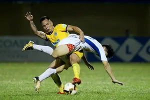 Thanh Hóa và HA.GL trong cùng thời điểm khó khăn về lực lượng. Ảnh: MINH HOÀNG