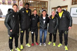 Bảo Quân cùng với các thành viên của CLB Jean trước buổi tập