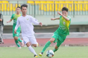 Cần Thơ (áo xanh) thua đậm trên sân nhà trong trận "derby ĐBSCL". Ảnh: DƯƠNG THU