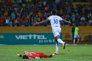 Walsh tỏa sáng với cú đúp vào cuối trận. Ảnh: MINH HOÀNG