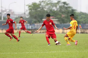 Công an Nhân Dân (áo vàng) để thua Nam Định trong trận ra quân. Ảnh: Đoàn Nhật