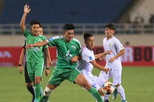 Phù Đổng (áo xanh) chưa có trận thắng nào qua 7 vòng đấu. Ảnh: MINH HOÀNG