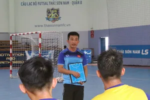 HLV Quốc Tuấn trao đổi với các cầu thủ trước buổi tập