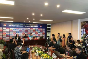 HLV Nguyễn Văn Đàn và thủ môn Tiến Dũng tại buổi họp. Ảnh: Minh Hoàng